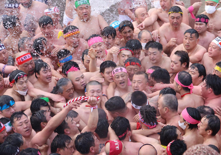 Először vehetnek részt nők a meztelen japán fesztiválon, igaz, csak ruhában