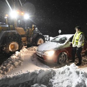 Ezer autó rekedt a hóviharban a svéd E22-es úton