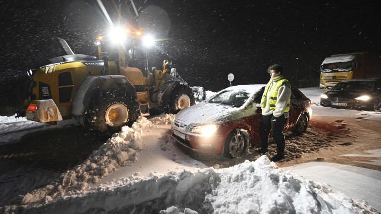 Ezer autó rekedt a hóviharban a svéd E22-es úton