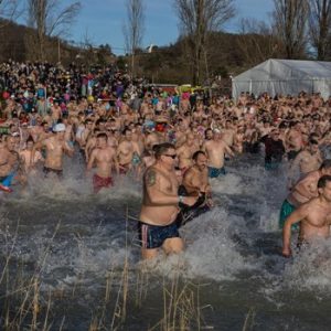 Újévi fürdőzés Szigligeten