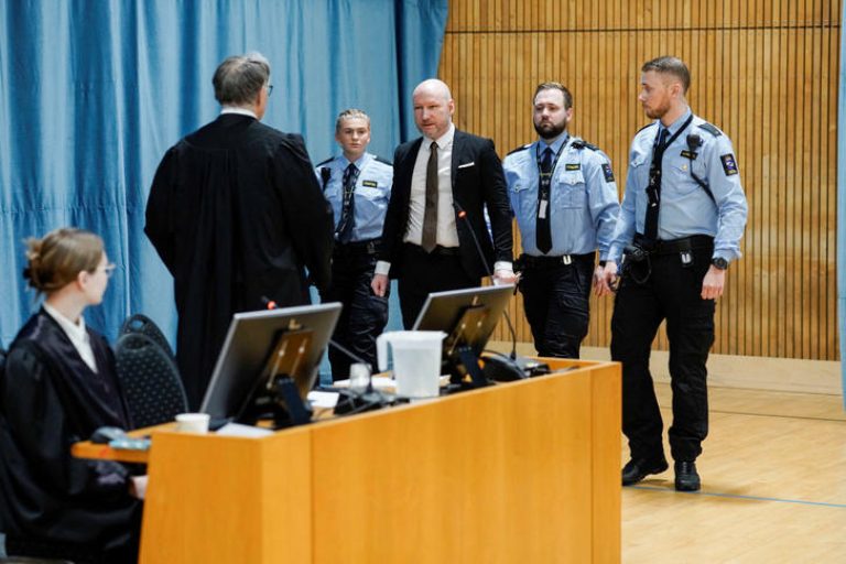 Meglepő fordulattal vette kezdetét a norvég tömeggyilkos, Anders Breivik tárgyalása