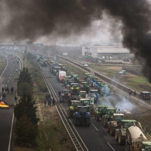 A spanyol gazdák még mindig tiltakoznak, az EU-tól várják a megoldást