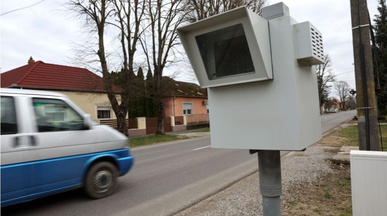 Az üres trafibox is autóst szelídít a somogyi utakon