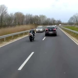 Egy több mint őrült motoros előzést vettek videóra a 76-os úton