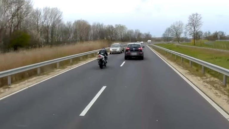 Egy több mint őrült motoros előzést vettek videóra a 76-os úton