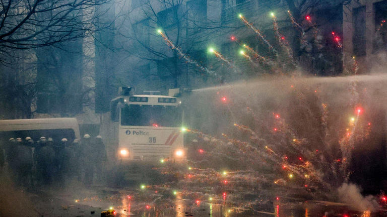 Elszabadultak az indulatok Brüsszelben, lángokban állt a város