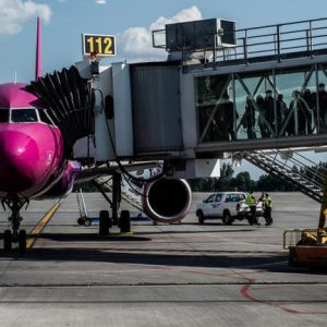 Felfüggeszti huszonegy romániai járatát a Wizz Air