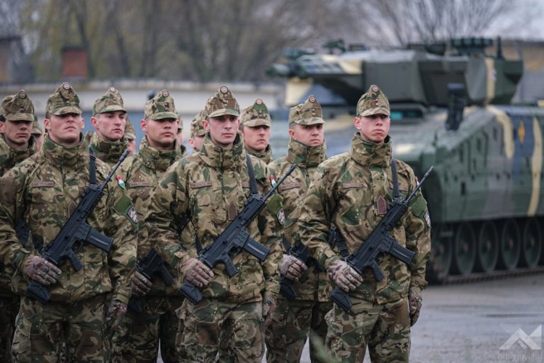 Márciusban érkezik a katonák visszamenőleges béremelése