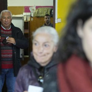 Szoros eredmény, jobboldali győzelemmel és a szélsőjobb előretörésével a portugál választáson