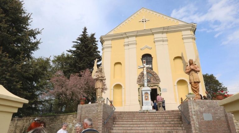 Bogarak pusztítják a kegyhely oltárát, sürgős segítség kell