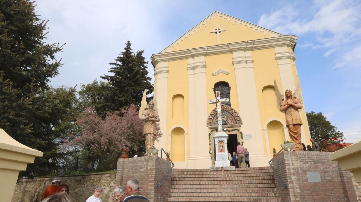 Bogarak pusztítják a kegyhely oltárát, sürgős segítség kell