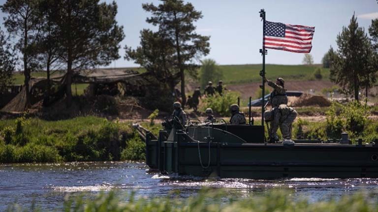 Az amerikaiak átkelnek a folyón