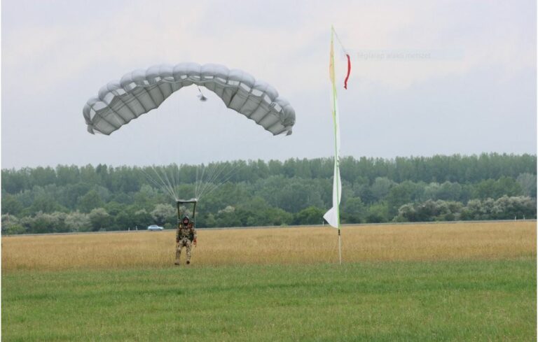 Katonai ejtőernyős világbajnokságot rendeznek Szolnokon