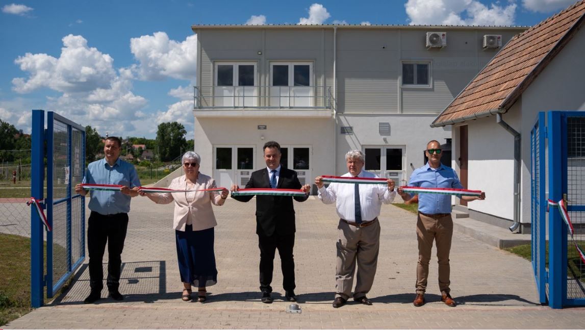 A záró rendezvény előtt lezajlott a telep átadása. a nemzetiszín szalagot Feuerbach Szabolcs, Szabó Lászlóné, Kelemen Csaba, Süli János és Nagy Sándor vágta át