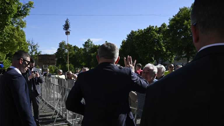 Meglőtték Robert Ficót, kórházba kellett szállítani