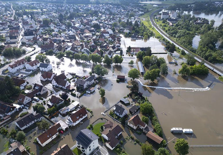 Tűzoltó meghalt, ICE vonat kisiklott, mivel a katasztrofális árvíz folytatódik Dél-Németországban