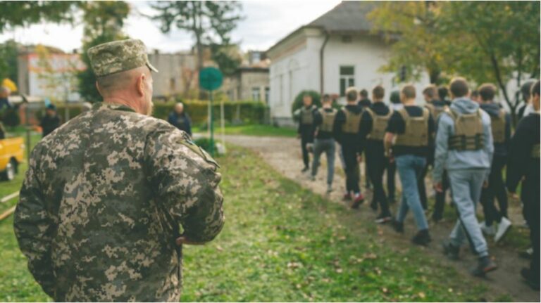 Leszerelt katonák készítenék fel a tanárokat az Ukrajna védelme tantárgy oktatására