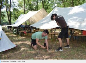 Cserkésztáborban a sátorállítás és a latrinaásás is a feladatok közé tartozik