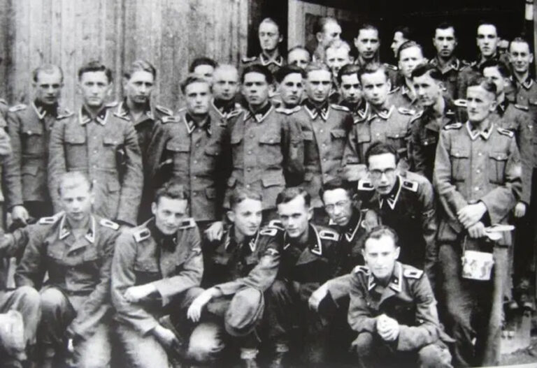 A fénykép a Waffen SS Galícia ukrán önkénteseinek egy csoportjáról készült.