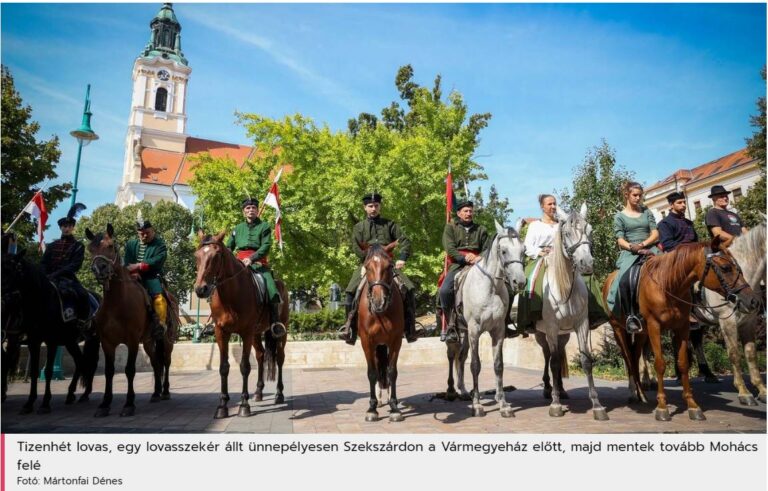 Tizenhét lovas, egy lovasszekér állt ünnepélyesen Szekszárdon a Vármegyeház előtt, majd mentek tovább Mohács felé Fotó: Mártonfai Dénes