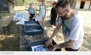 Múlt és jelen találkozása: a jövő művészei alkottak a szennai skanzenben