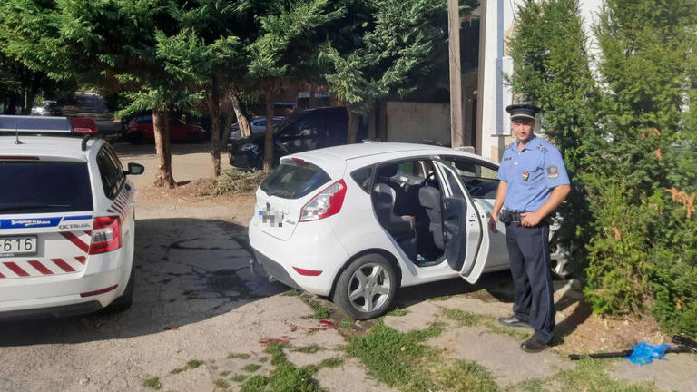 Kétéves gyermek rekedt a tűző napon egy autóban Szegeden