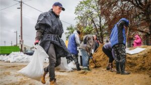 Egyetemi hallgatók és oktatók is segítenek az árvízi védekezésben