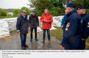 Pintér Sándor belügyminiszter (b), Kara Ákos országgyűlési képviselő (b2) és Major Gábor polgármester (b3) a katasztrófavédelem vezetőivel Gönyűn Forrás: MTI Fotó: Krizsán Csaba