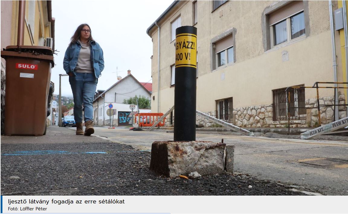 Elektromos vezeték éktelenkedik hetek óta a kidöntött villanyoszlop helyén