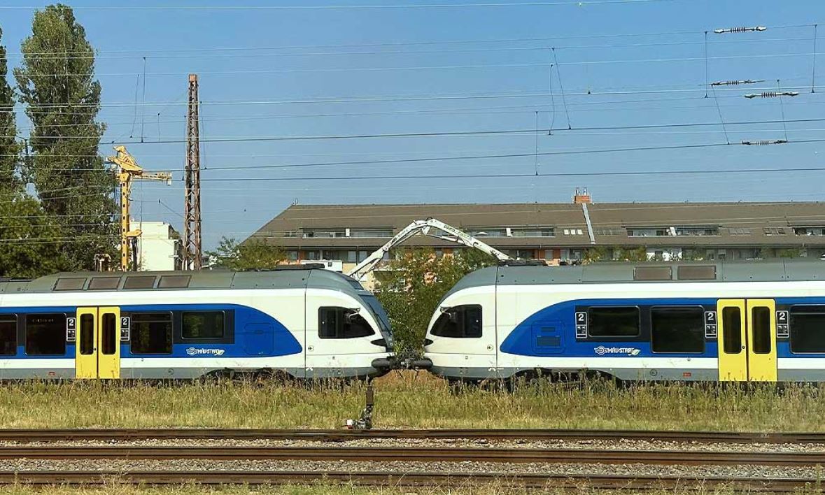 Vészfékezés után, az utolsó pillanatban, egymással szemben állt meg két vonat a pocsaji állomáson