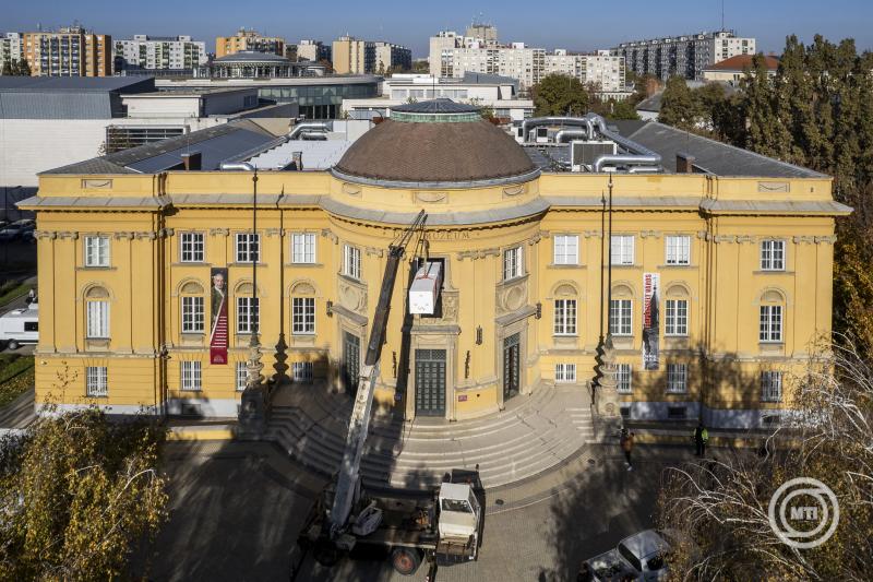 Budapestre utazik Debrecenből Munkácsy Golgotája