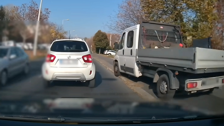 Piros lámpán és a járdán átrobogva előztek, azonnal elkapták őket a rendőrök