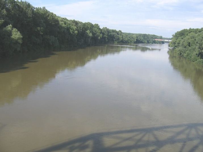 Egy férfi holttestére bukkantak a Tisza-parton