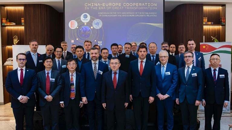 Nemzetközi szimpóziumot rendezett az Eurázsia Központ és a Fudan Egyetem