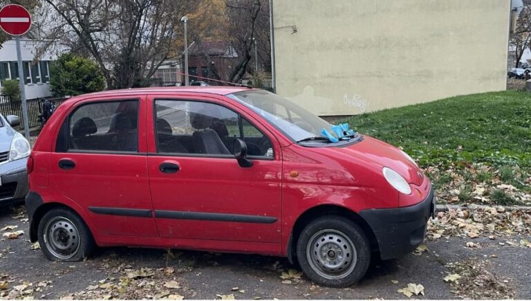 Eltűnnek a kék csomagok az autó szélvédőjéről