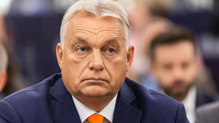 A Demokratikus Koalíció szerint Orbán Viktor és Szijjártó Péter is sunnyog