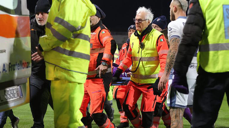 Friss hírek érkeztek az összeesett futballistáról kiderült, hogy leállt a szíve