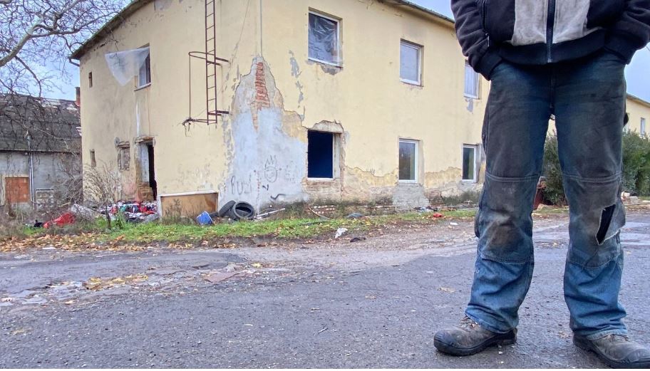 Az élet-, baleset- és fertőzésveszélyes lakásokban közel nyolcvan ember él – köztük sok gyermek.