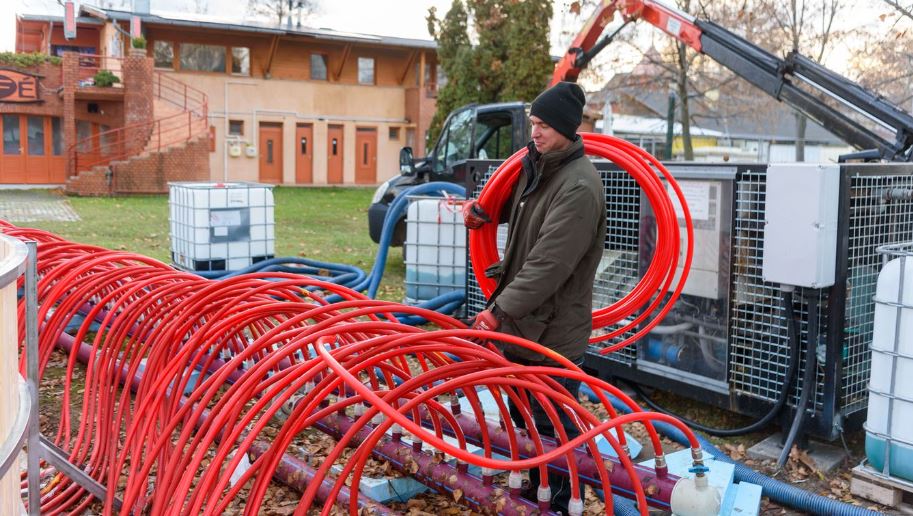 Az ónos eső már önmagában megnehezítette volna a nyitást, de a háttérben egy technikai probléma is állt.