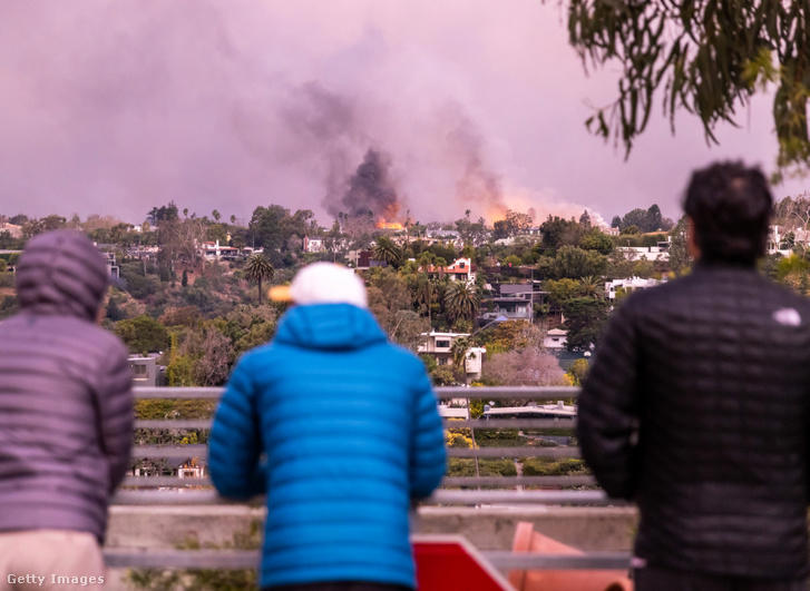 Legkevesebb két halálos áldozata van a Los Angeles közelében pusztító erdőtüzeknek