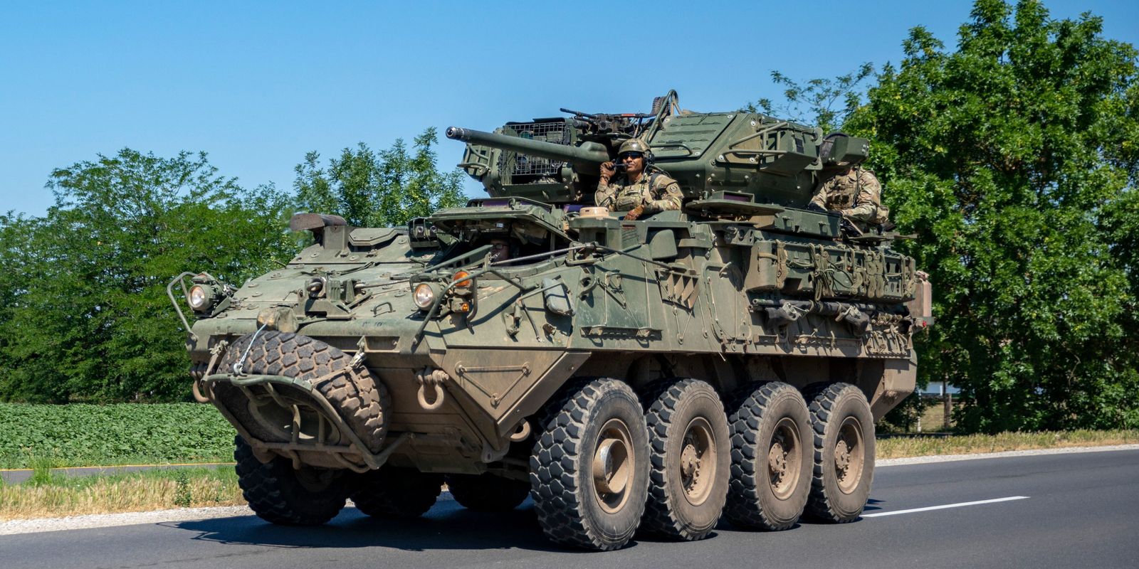 Elindultak a katonák Romániába: az M7-esen halad a NATO menetoszlop