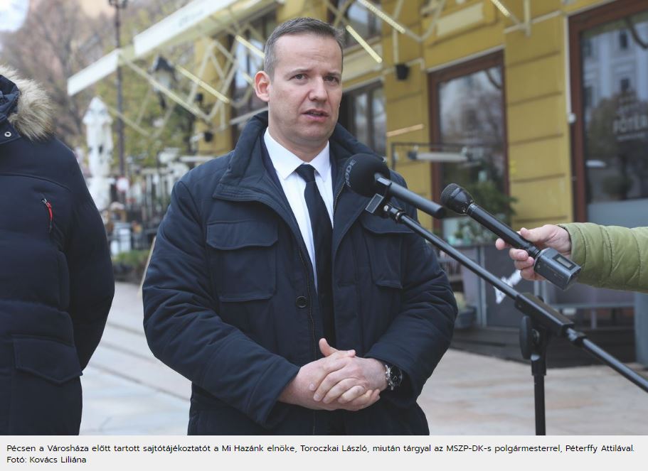 Pécsen a Városháza előtt tartott sajtótájékoztatót a Mi Hazánk elnöke, Toroczkai László, miután tárgyal az MSZP-DK-s polgármesterrel, Péterffy Attilával.
