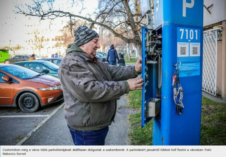 Csütörtökön még a város több parkolóórájának átállításán dolgoztak a szakemberek. A parkolásért januártól többet kell fizetni a városban. Fotó: Makovics Kornel