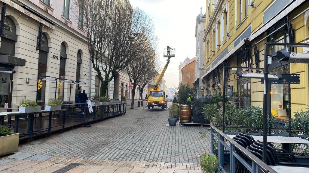 Hatalmas vakolatdarabok szakadtak le a pécsi önkormányzat központi épületének az északi oldaláról