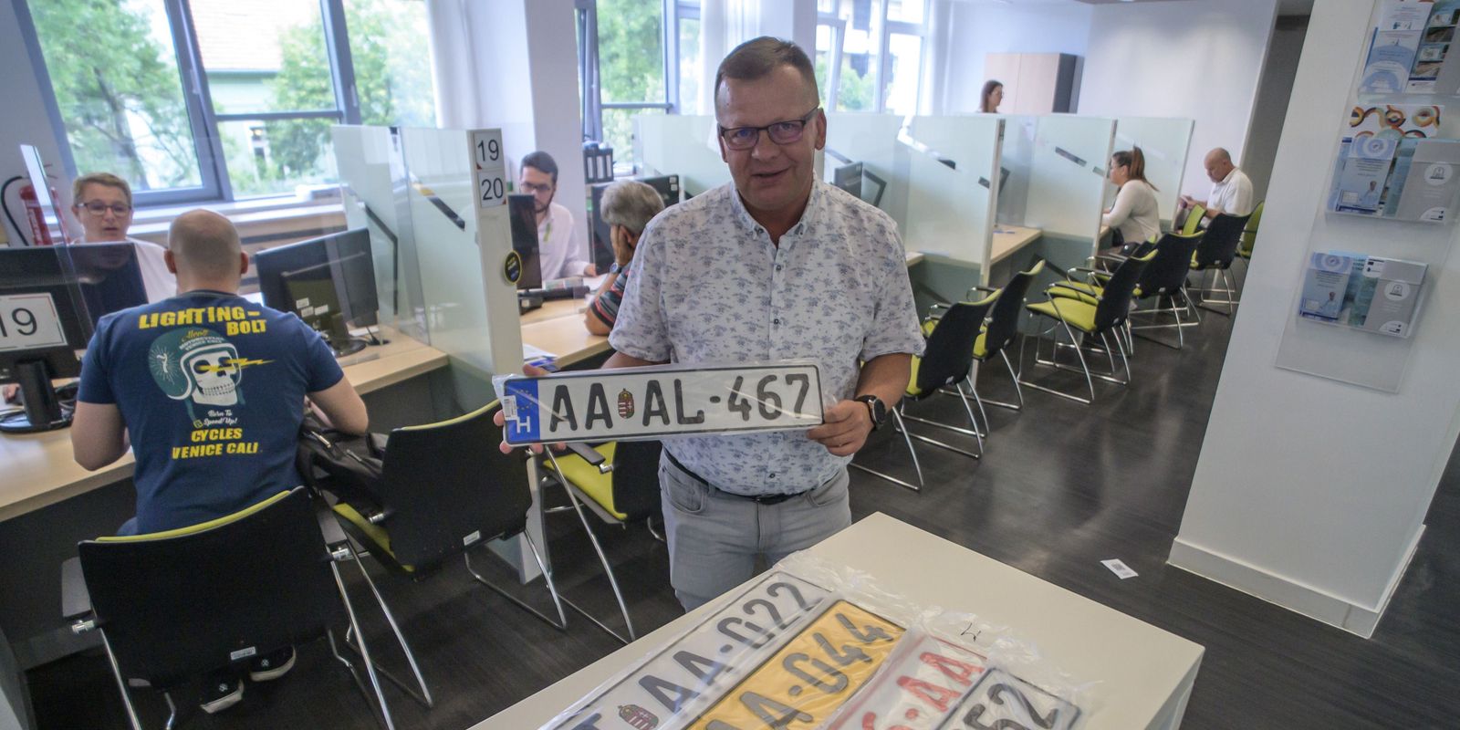 KRESZ: hivatalosan is bemutatták az új magyarországi rendszámot