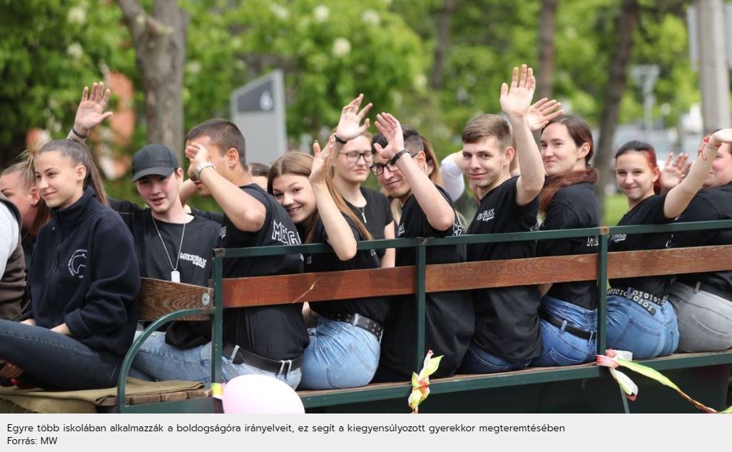 Boldogságóra, mint iskolai tantárgy