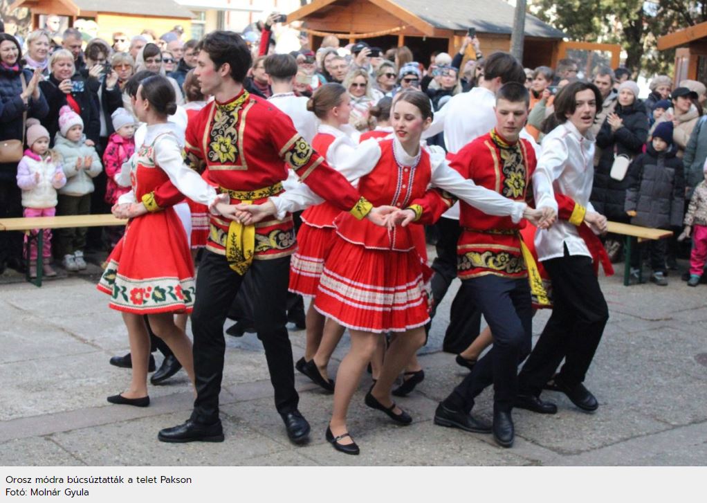 Maslenica szalmabábut égettek Pakson, így vettek búcsút a téltől orosz módra.