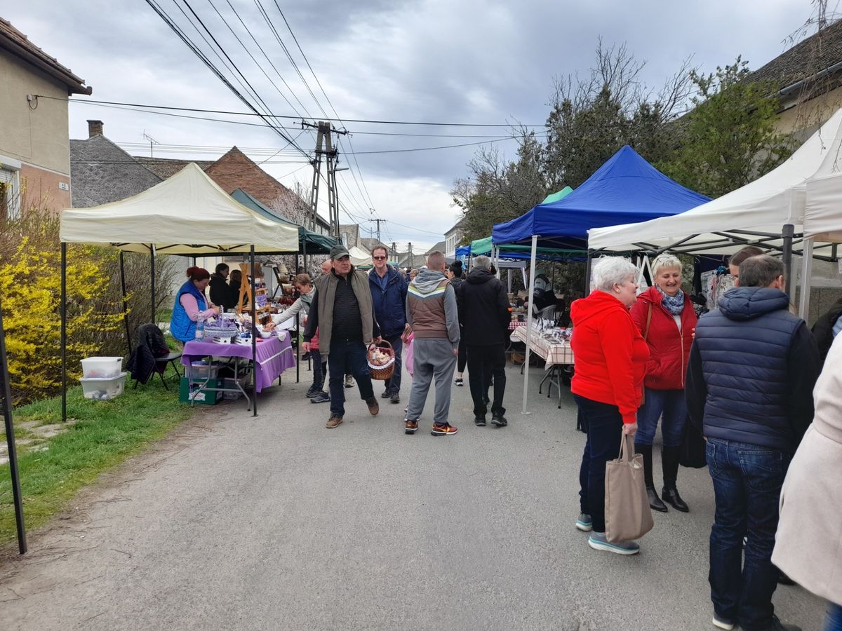 A nyéki termelői piac bejárata, soha nem látott tömeg lepte el a kis falu utcáit (A szerző felvétele)