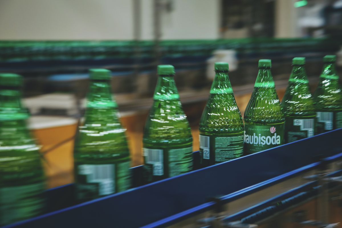 A Traubisoda már a gyártósoron Fotó: Ladóczki Balázs