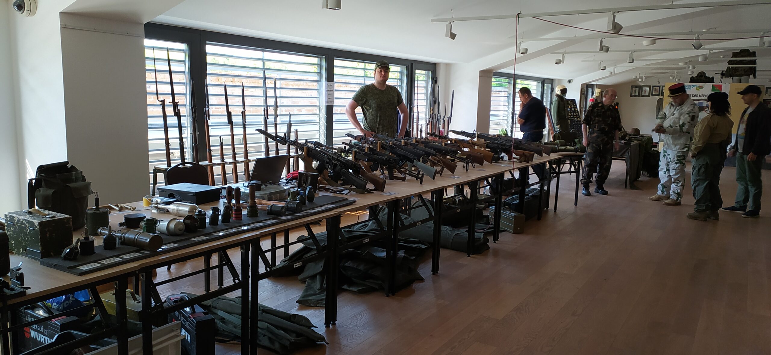 A rendezvényen közel 20 kiállító több mint 100 különböző típusú fegyvere került bemutatásra